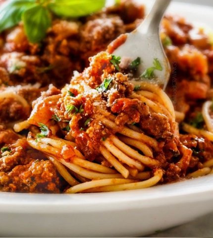 Spaghetti bolognese with fork - Crustini pizza